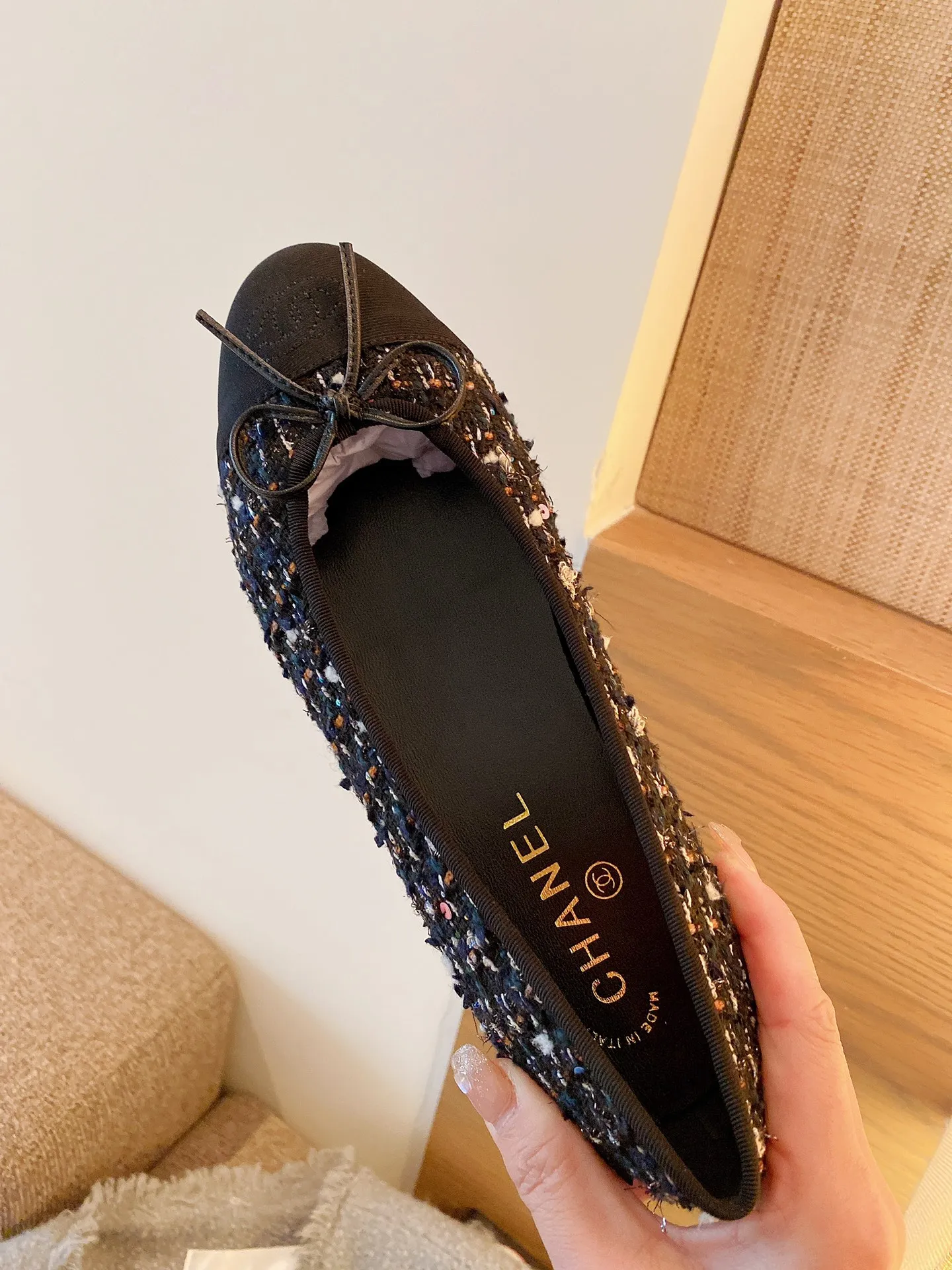 👟👟Ex-factory price 480👟👟 Chanel - classic ballet shoes ⚠ Fashionable catwalk style❤M After many years, it still attracts fans... The splicing colors are mixed and matched, and the bow embellishment makes it fashionable! How to match the series to look good! Original customized wood-colored anti-leather outsole, 1.5cm square heel, regular size 34-40 (customized code 41 is non-returnable) 🎁Supporting packaging